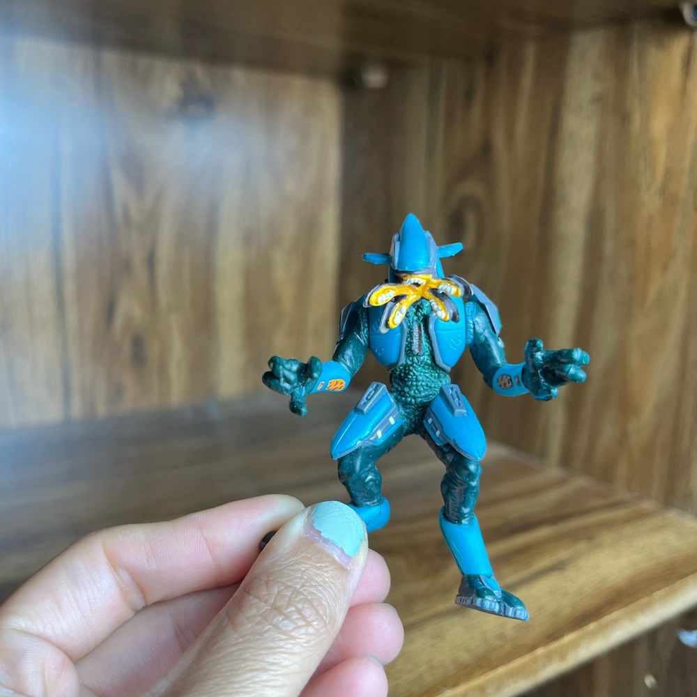 Halo CE Covenant Elite Blue Action Figure (missing weapons)